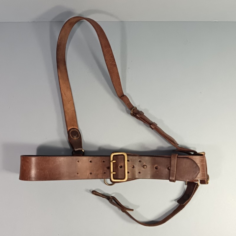 CEINTURON AVEC SON BAUDRIER ET SUSPENTE DE SABRE POUR LES OFFICIERS ET SOUS OFFICIERS PREMIERE ET SECONDE GUERRE